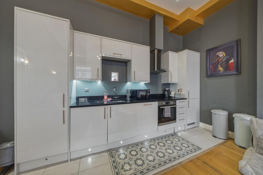Property photo 3 of 18 Kitchen