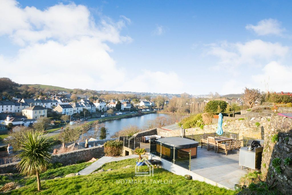 Property photo 2 of 36