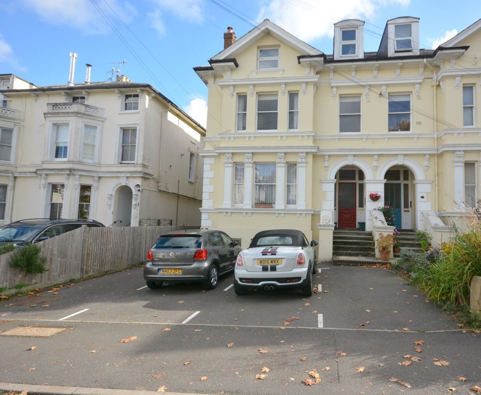 Property photo 1 of 5 2 Bed Unfurnished Flat