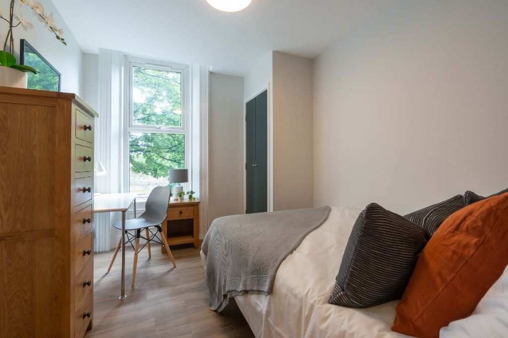 Property photo 3 of 8 Lhf3 - Bedroom 1