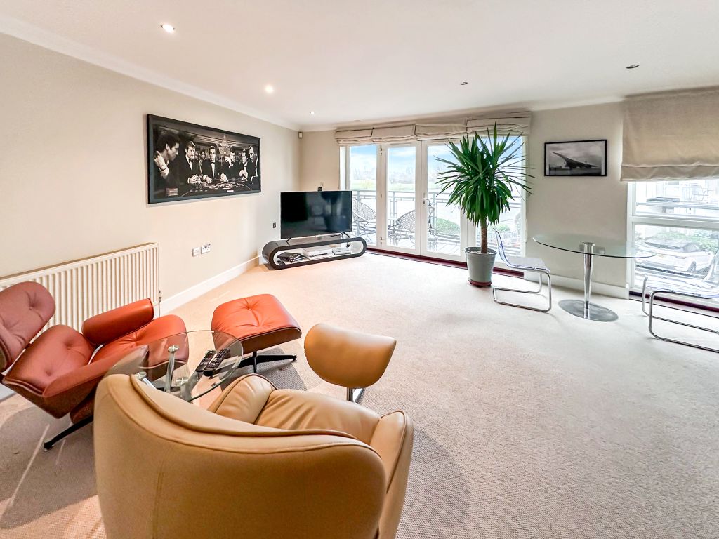 Property photo 3 of 11 Lounge