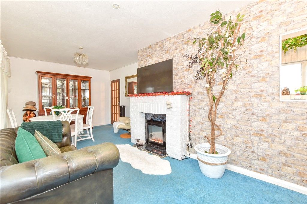 Property photo 3 of 13 Lounge