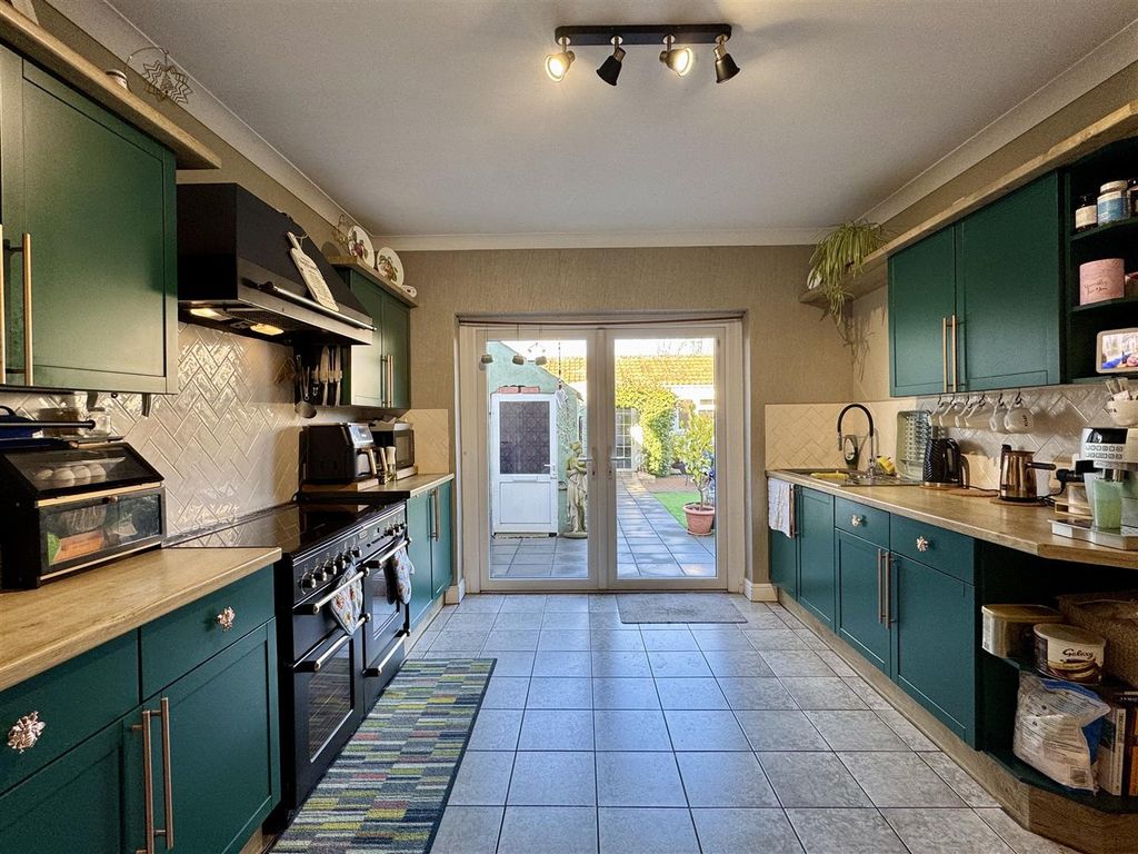 Property photo 2 of 28 Kitchen Breakfast Room
