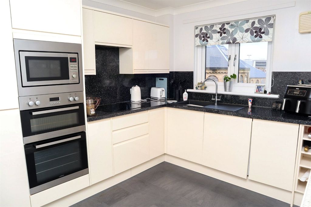 Property photo 3 of 20 Kitchen