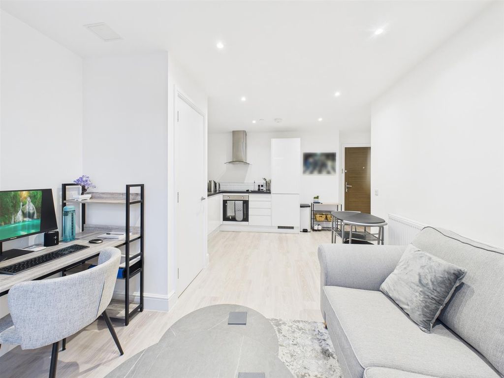 Property photo 3 of 9 Cam04907G0-Pr0344-Still006.Jpg