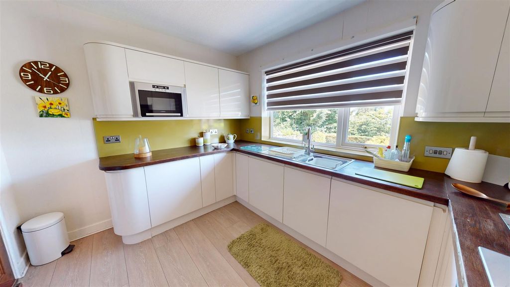 Property photo 3 of 10 Kitchen