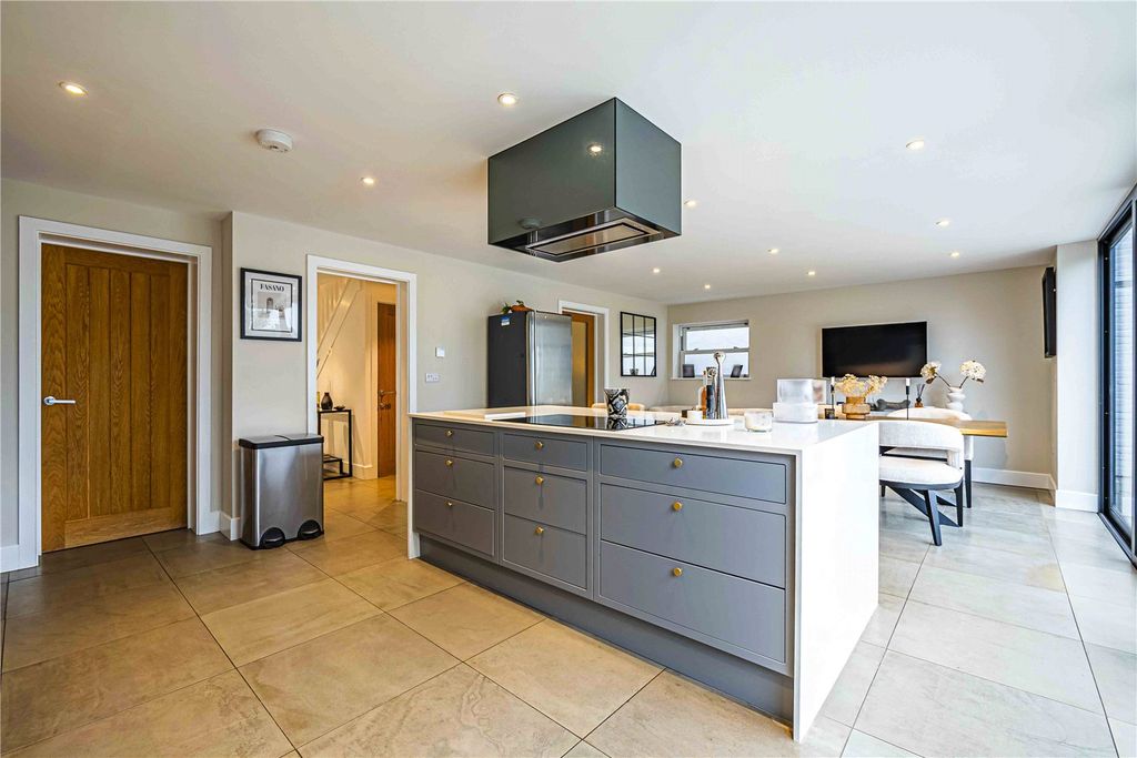 Property photo 2 of 28 Picture No. 38