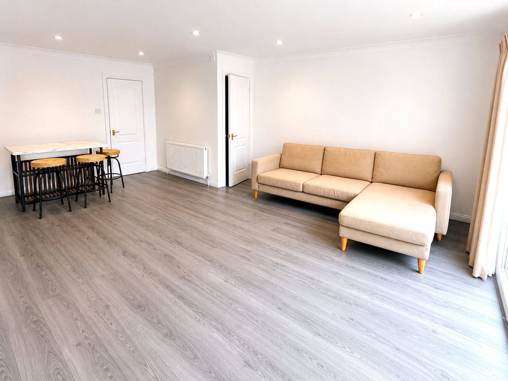 Property photo 3 of 11 Reverse Lounge