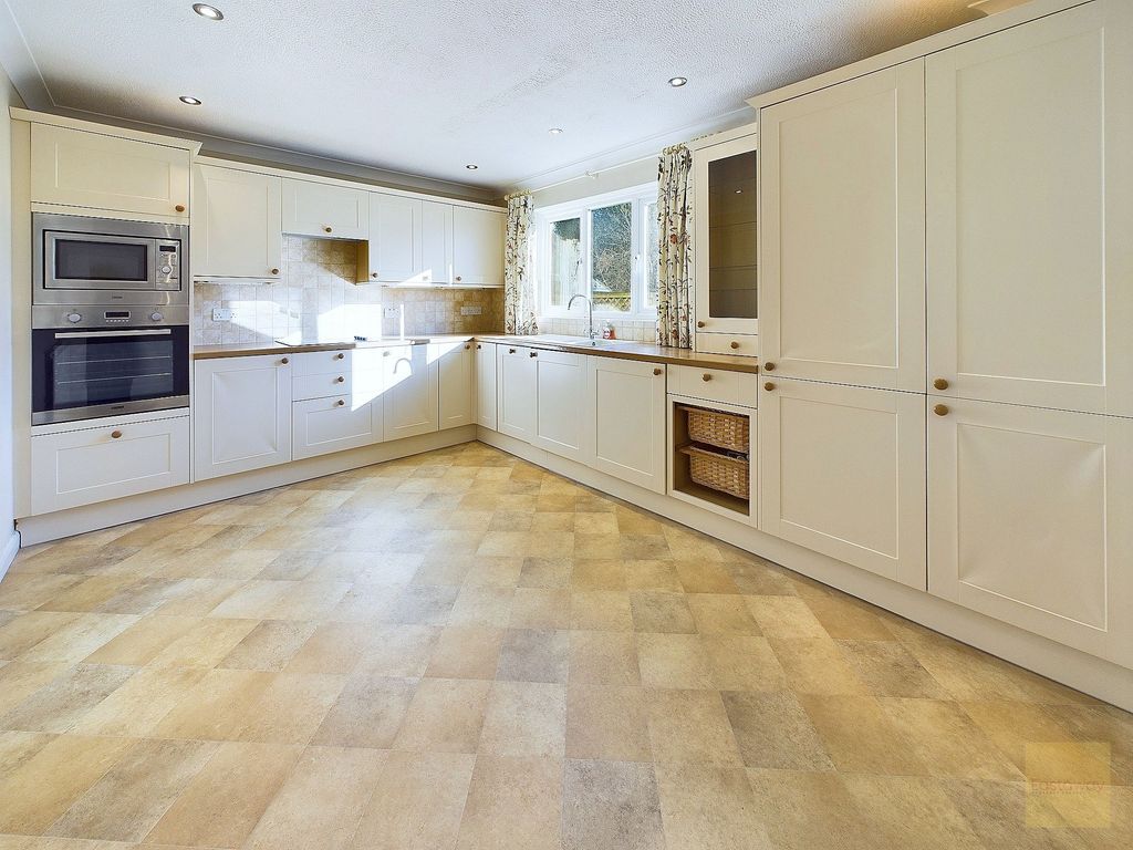 Property photo 1 of 11 Kitchen