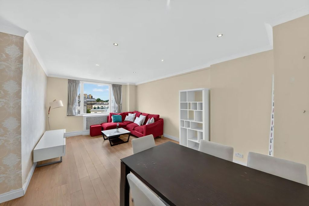 Property photo 2 of 13 Park Crescent
