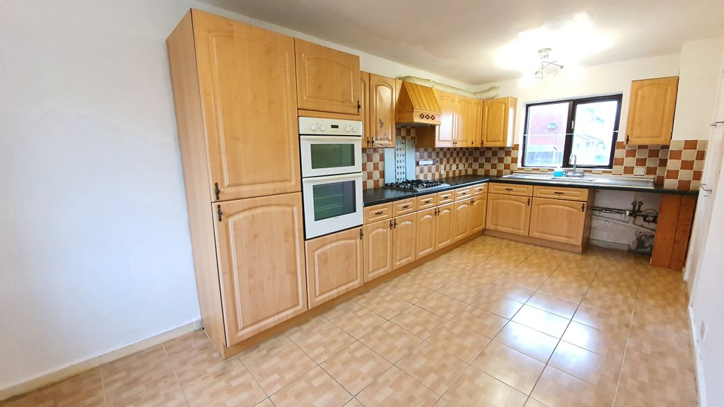 Property photo 3 of 10 Kitchen 1