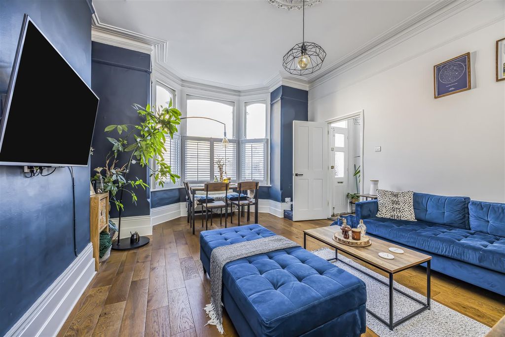 Property photo 2 of 19 Flat 1, 66-68 Whitwell Road, Southsea-Porticomarke