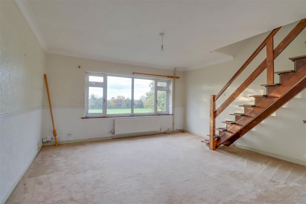 Property photo 3 of 12 44 Market Avenue Inside-4.Jpg