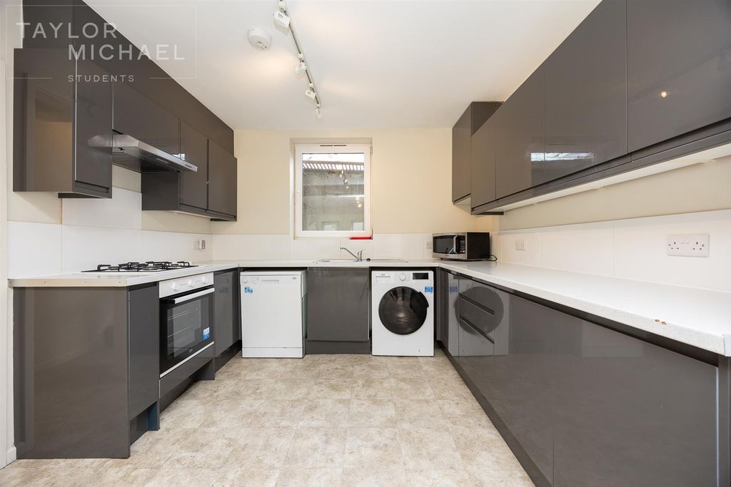 Property photo 3 of 25 Kitchen