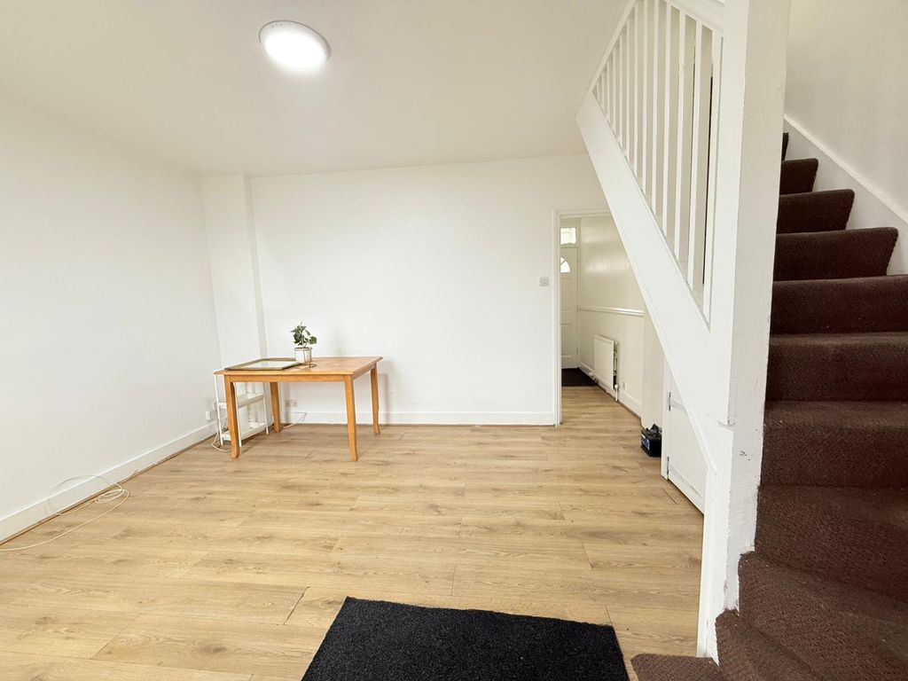 Property photo 1 of 12 Three Bedroom House Close To King Georges Hospital - £2250