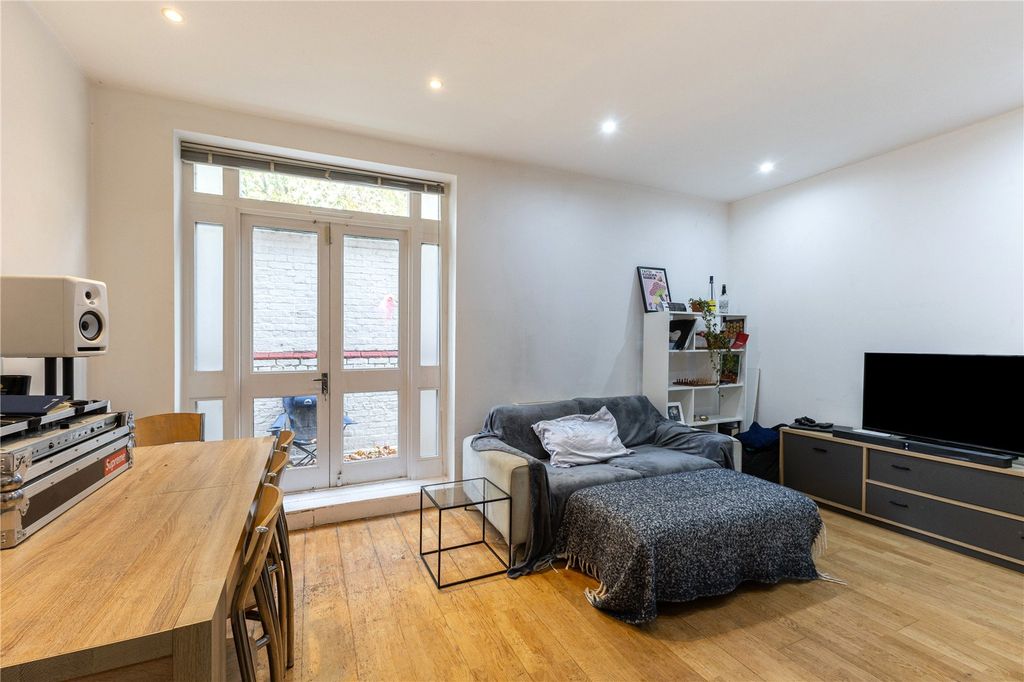 Property photo 2 of 16 Reception/Kitchen