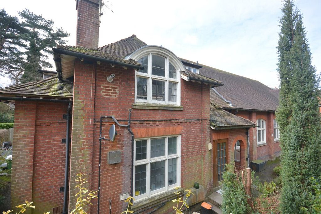 Property photo 1 of 9 3 Bed Unfurnished Flat