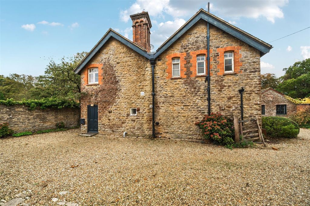 Property photo 1 of 17 Side