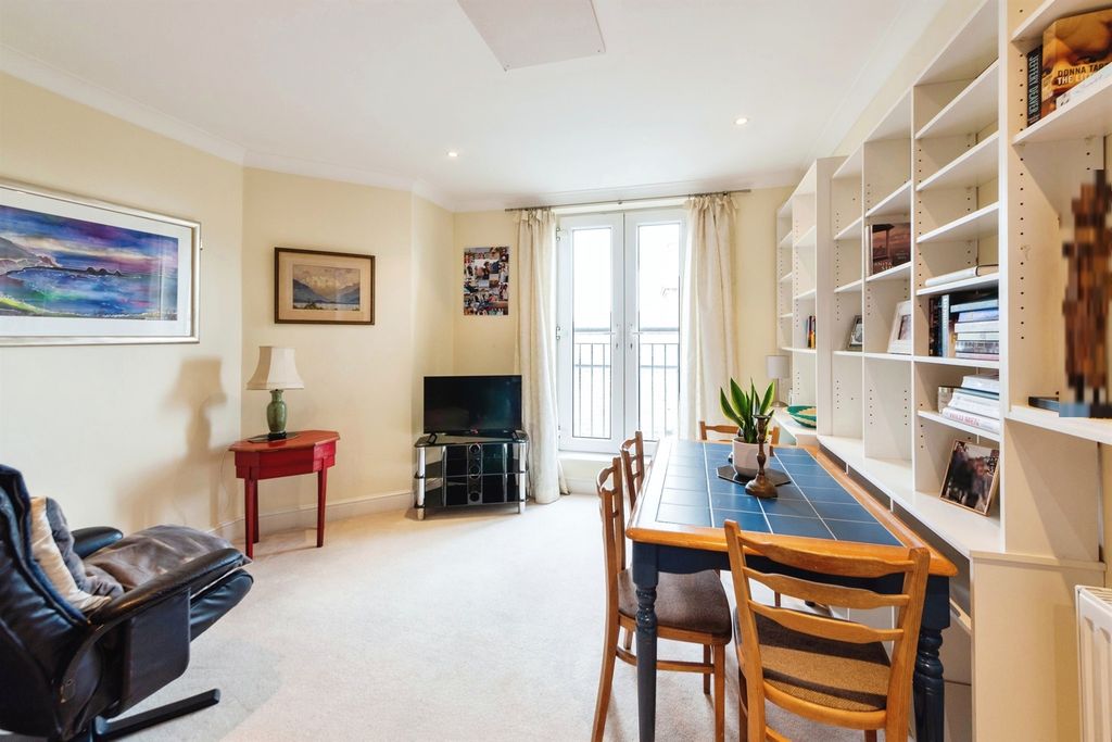 Additional image 8 of 1 bed flat for saleThe Square, Petersfield GU32