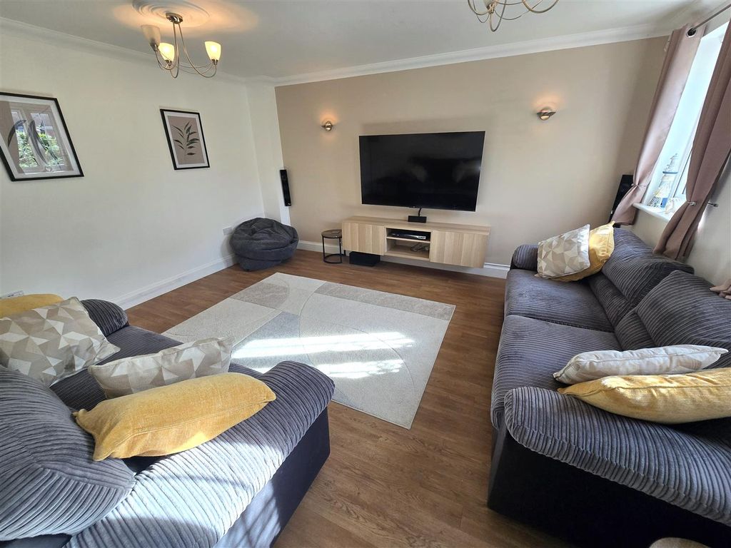 Property photo 2 of 15 Lounge