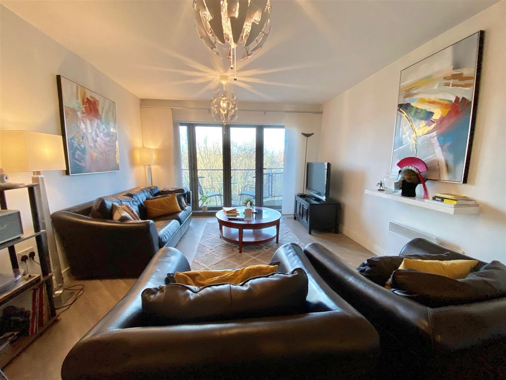 Property photo 2 of 21 Lounge