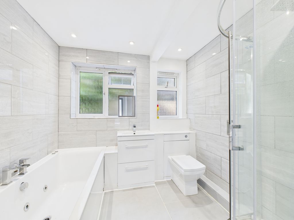 Property photo 2 of 8 Bathroom
