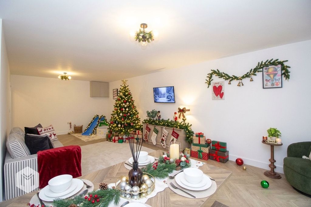 Property photo 3 of 27