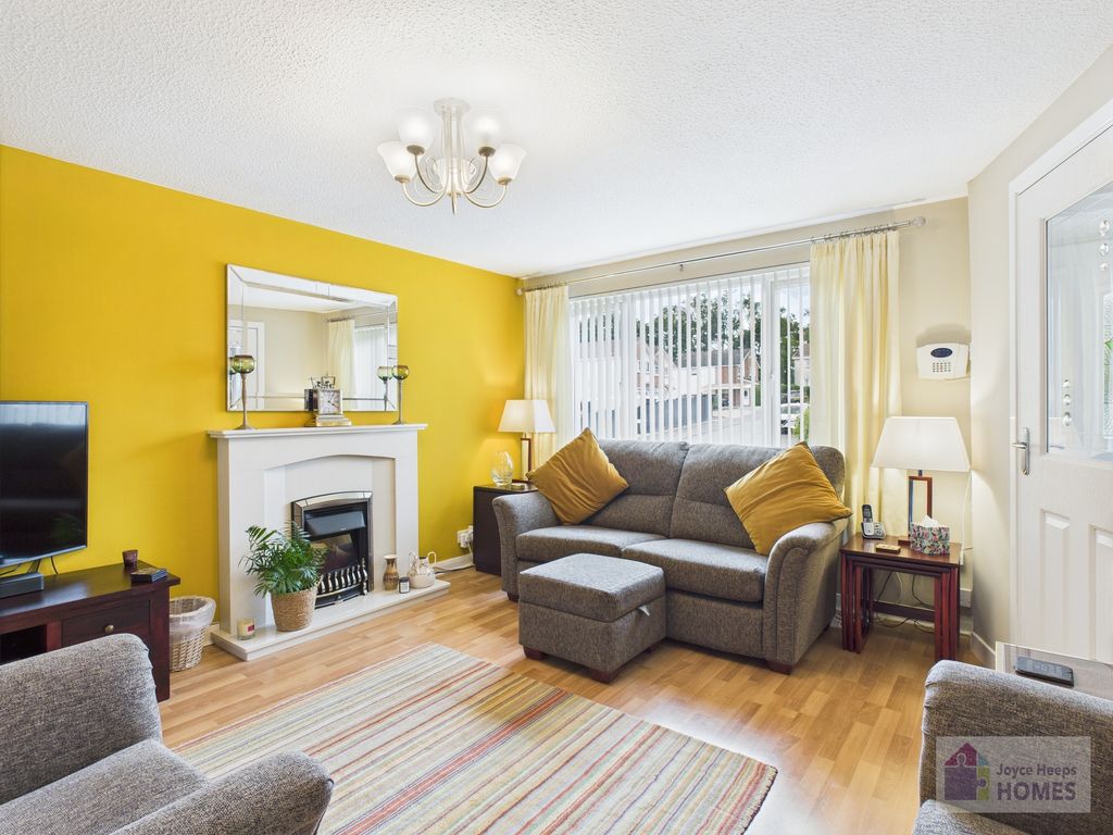 Property photo 3 of 16 Lounge