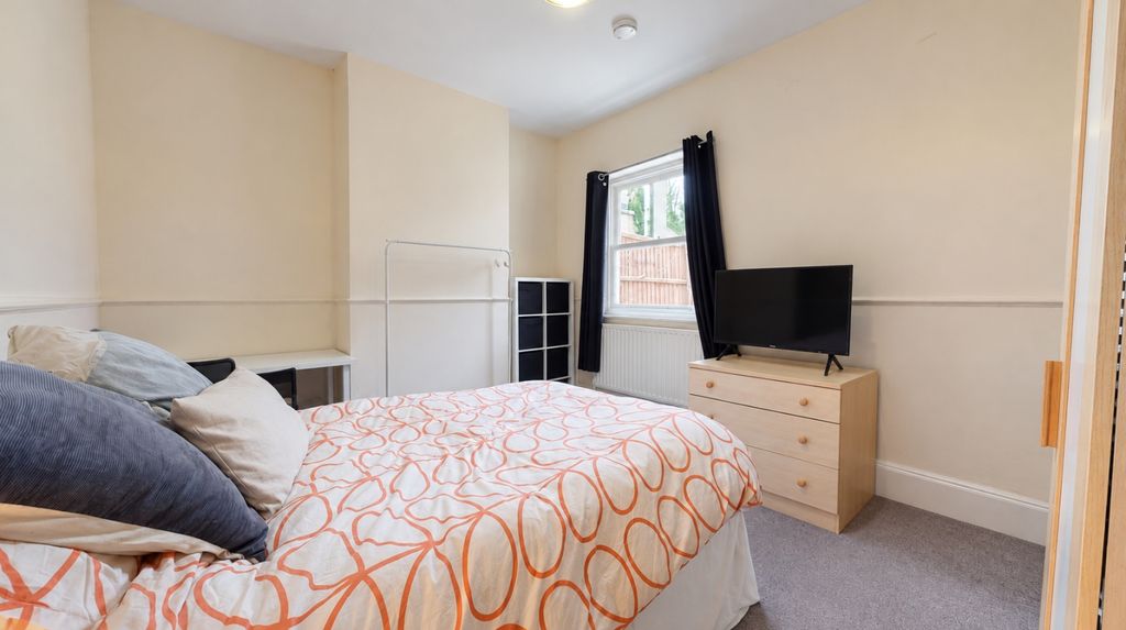 Property photo 2 of 9 Bright, Clutter-F...