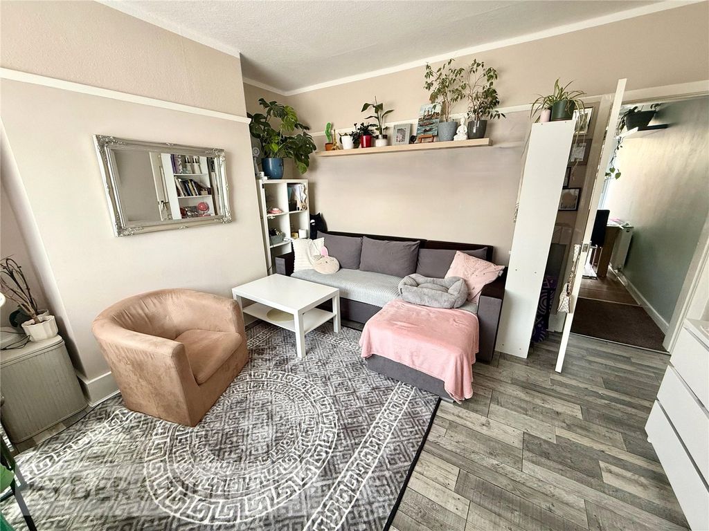Property photo 2 of 16 Lounge