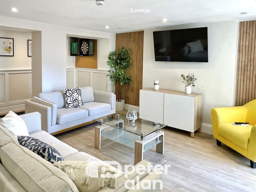 Property photo 3 of 8 Lounge