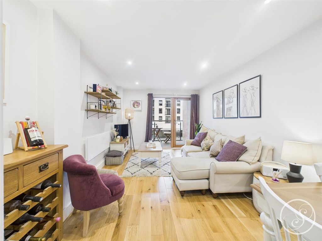 Property photo 1 of 13 Living Room