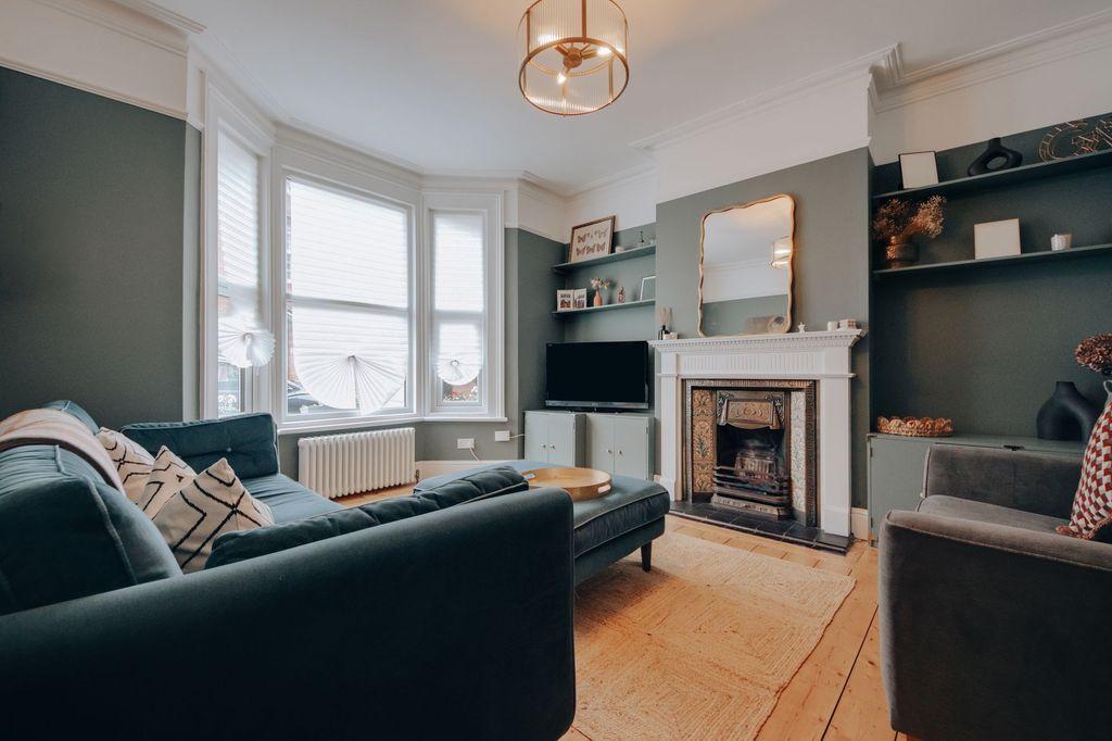 Property photo 1 of 17 Living Room