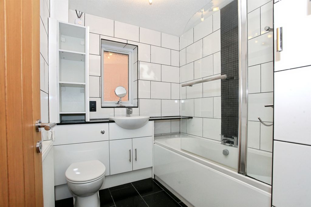 Property photo 3 of 21 Bathroom