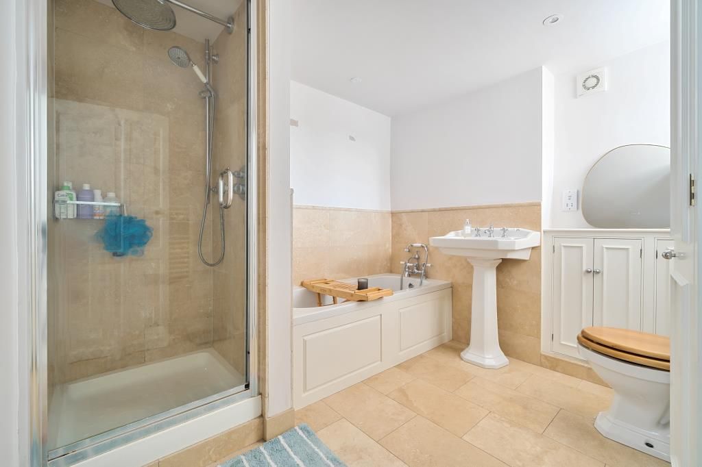 Property photo 2 of 11 Bathroom