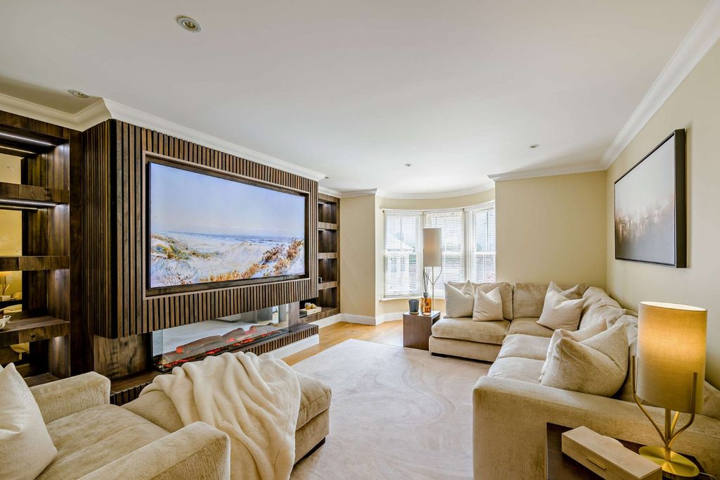 Property photo 3 of 18 Sitting Room