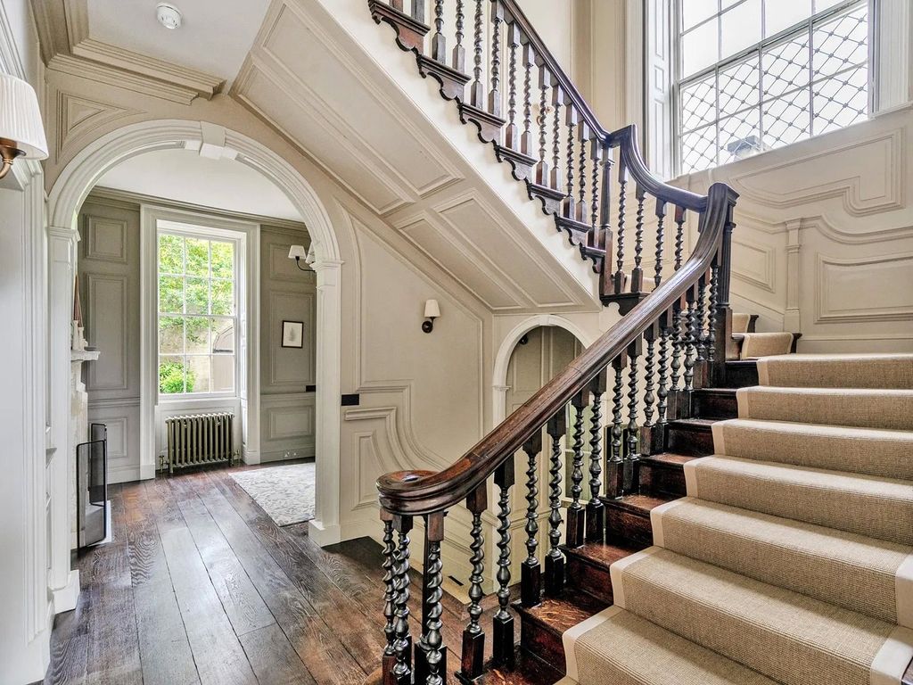 Property photo 3 of 37 Entrance Hall