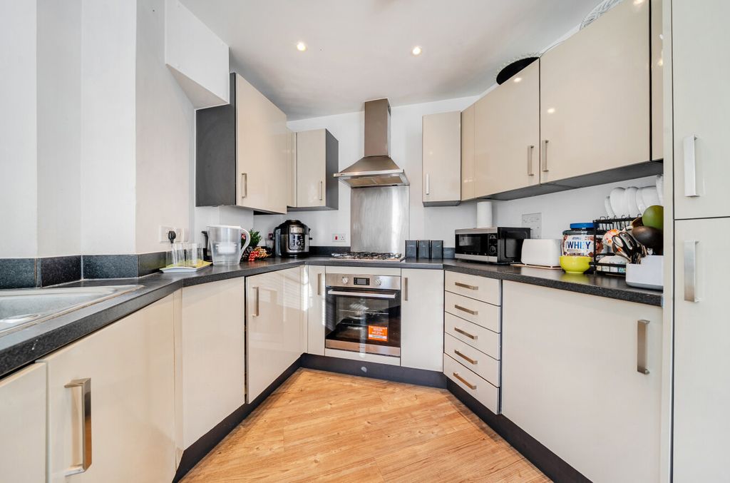 Property photo 3 of 14 1397776-14-696F63...