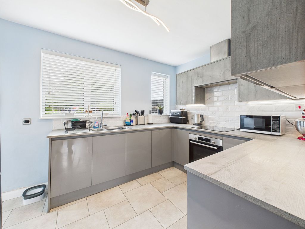 Property photo 3 of 18 Kitchen