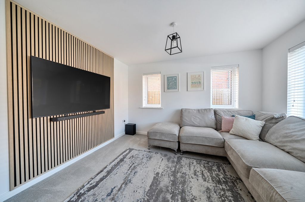 Property photo 3 of 24 1421953-10-69A70c...