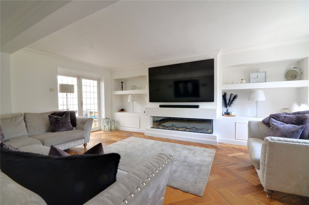 Property photo 3 of 19 Lounge