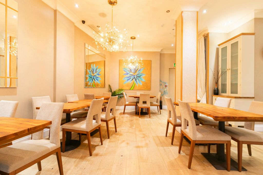 Property photo 2 of 6 38c Kensington Church Street 32.Jpg