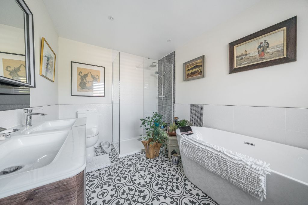 Property photo 3 of 14 Main Bathroom