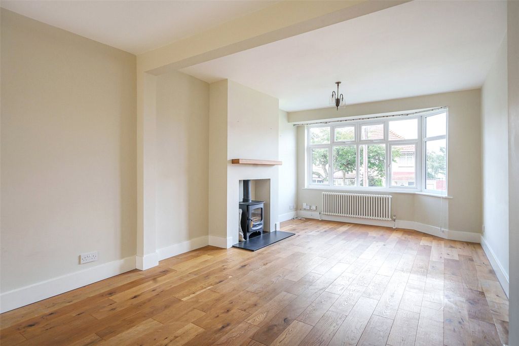 Property photo 2 of 14 Picture No. 11