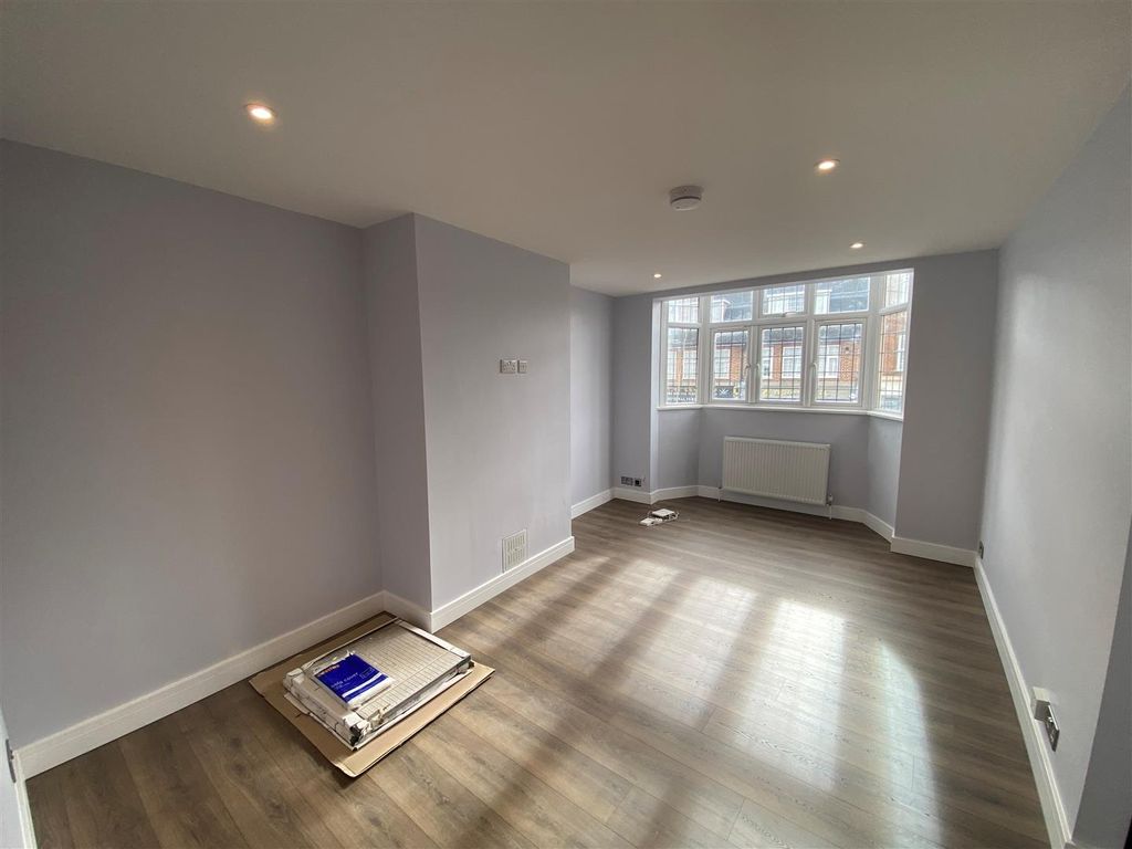 Property photo 2 of 5 Lounge.Jpg