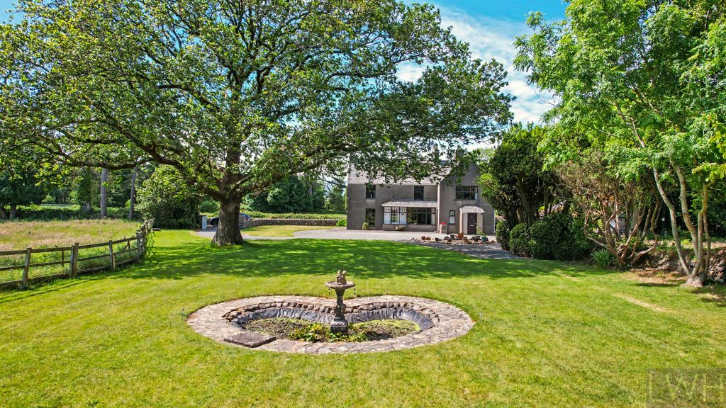 Property photo 3 of 40 Front Garden