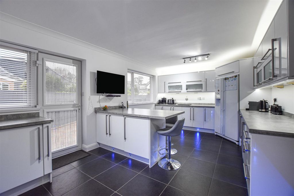 Property photo 3 of 15 Kitchen / Diner