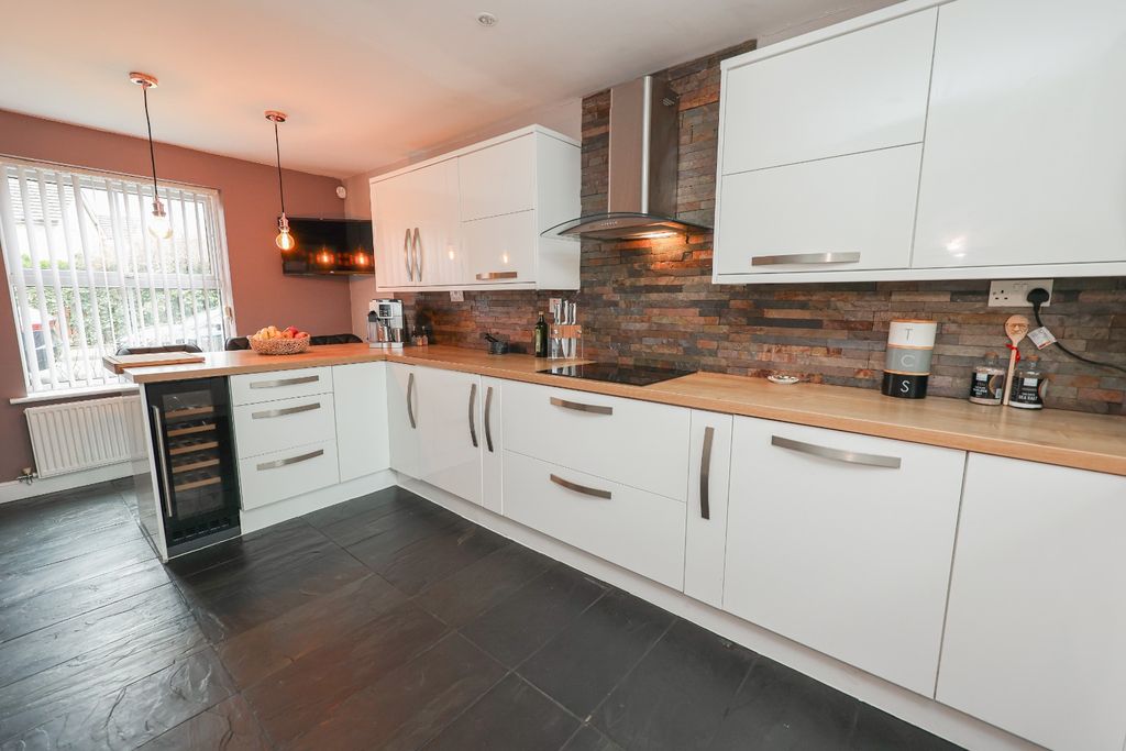 Property photo 2 of 28 4181861