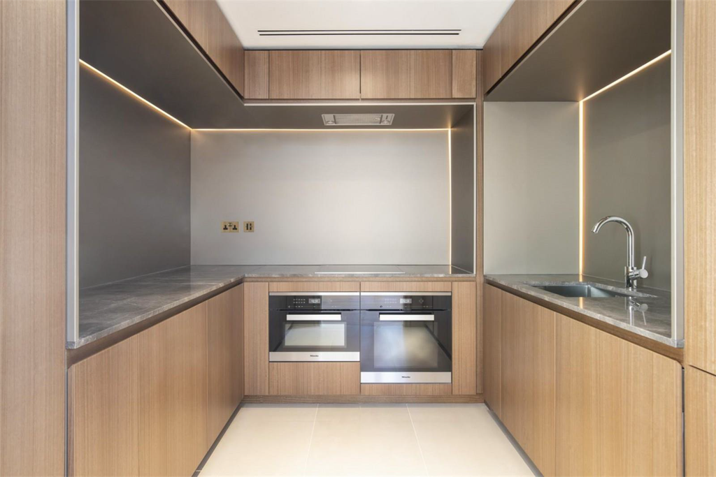 Property photo 3 of 11 Kitchen