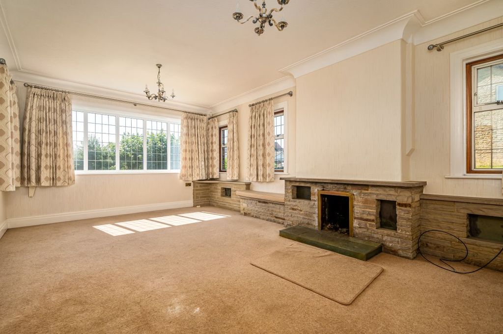 Property photo 2 of 28